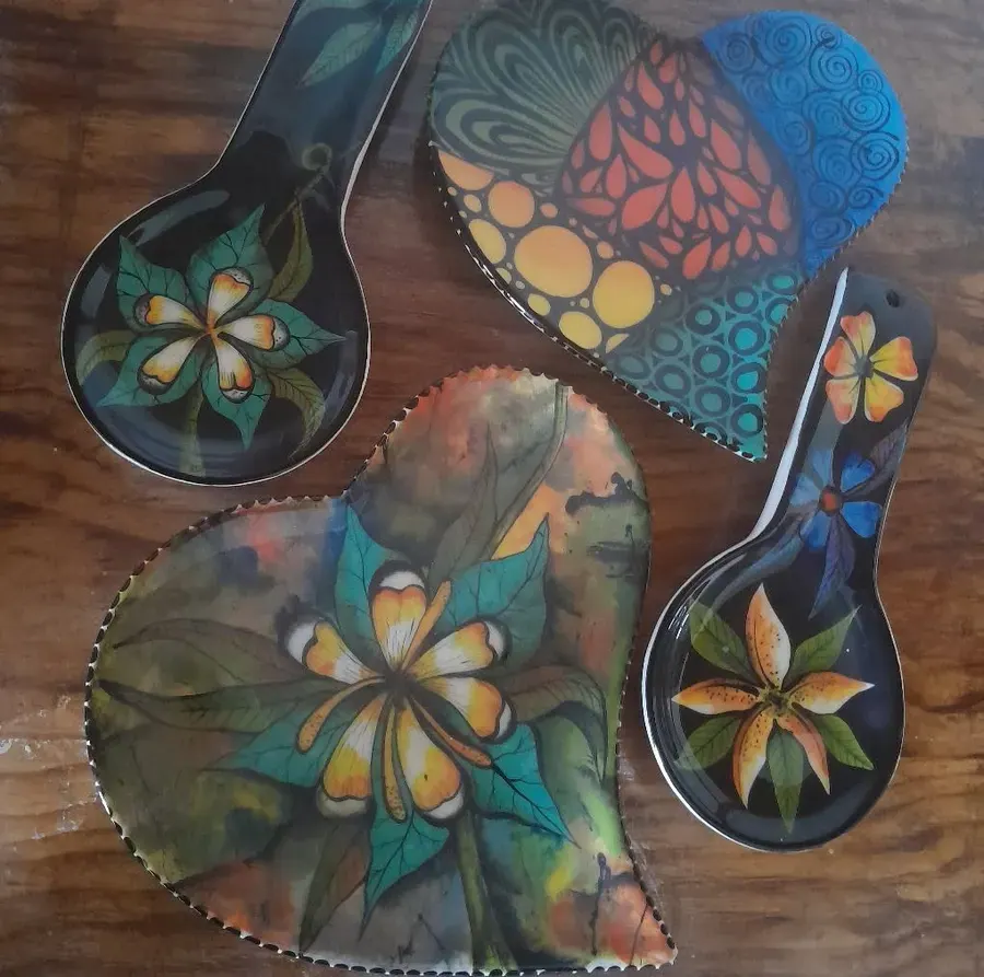Leaf-shaped painted ceramic dishes